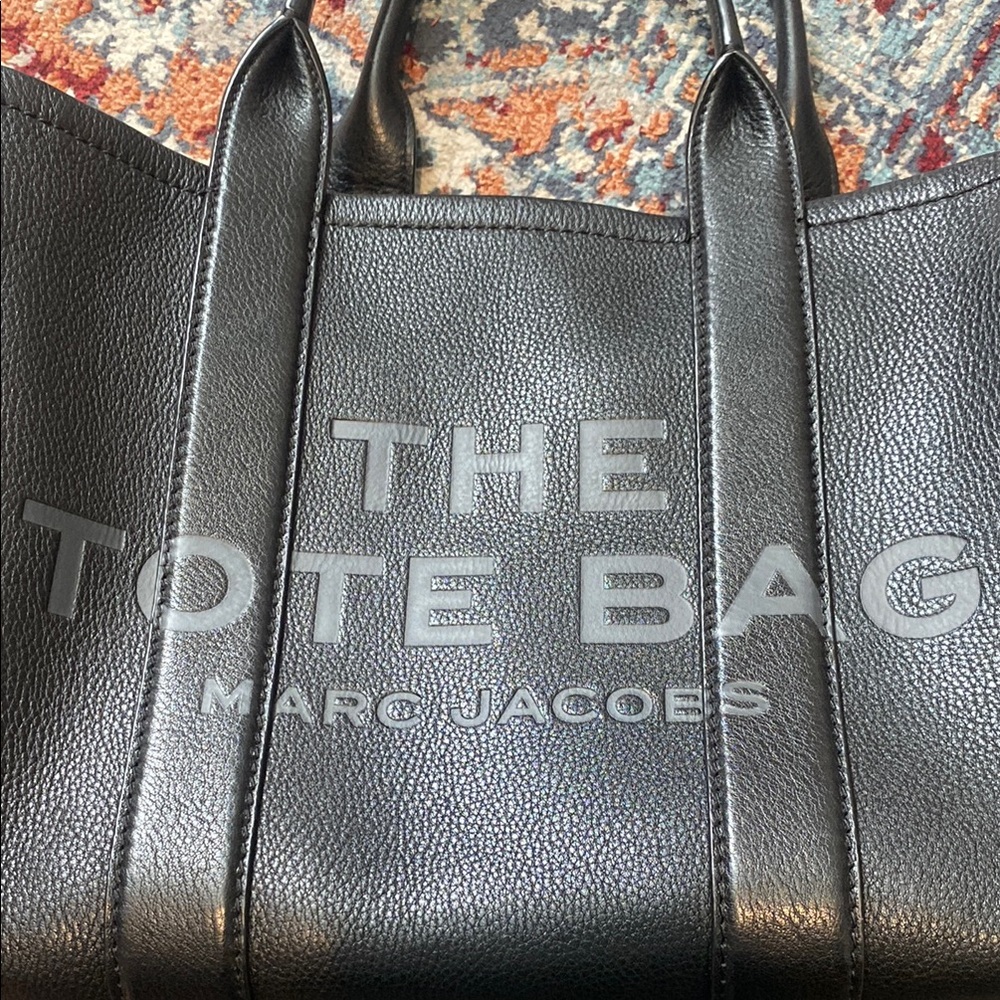 Marc Jacobs Black Tote Bag
Leather
Dust bag 
Purse insert
MEDIUM